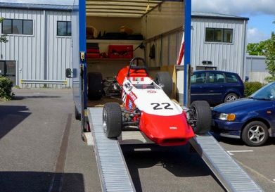 Voiture et rampes de chargement