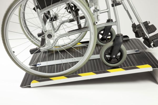 Fauteuil roulant montant une rampe PMR de 4 FT avec surface noire