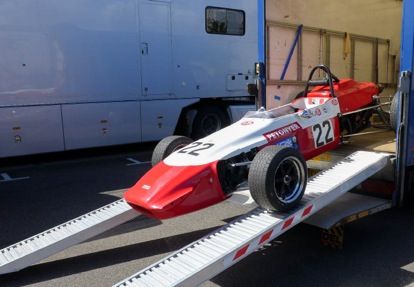 Voiture sur rampes de chargement
