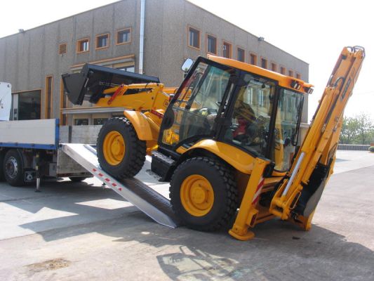 Digger sur rampes de chargement