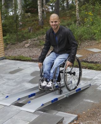 Utilisateur de fauteuil roulant montant la paire de rampes premium