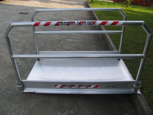 Rampe véhicule surface anti-dérapante