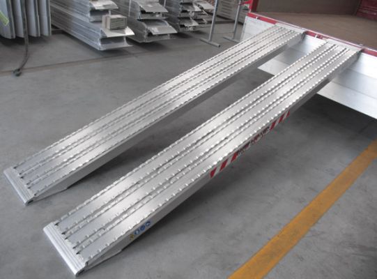 Paire de rampes de chargement aluminium a surface fraisée