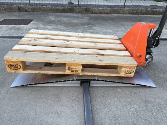 Transpalette passant sur la rampe du pont