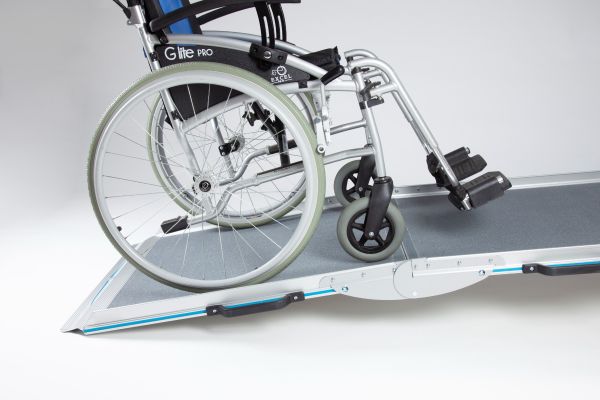 Rampe d'accès premium pliable par la largeur avec chaise roulante