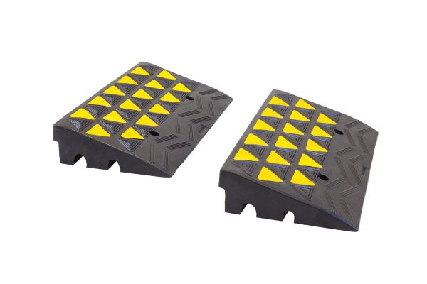 Paire de rampes trottoir avec chevrons de reflection