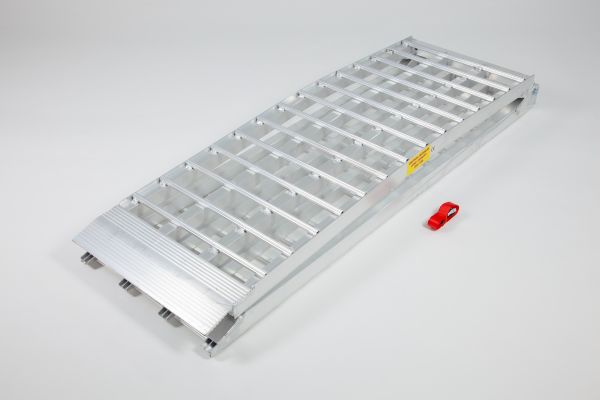 Rampe en aluminium pliée